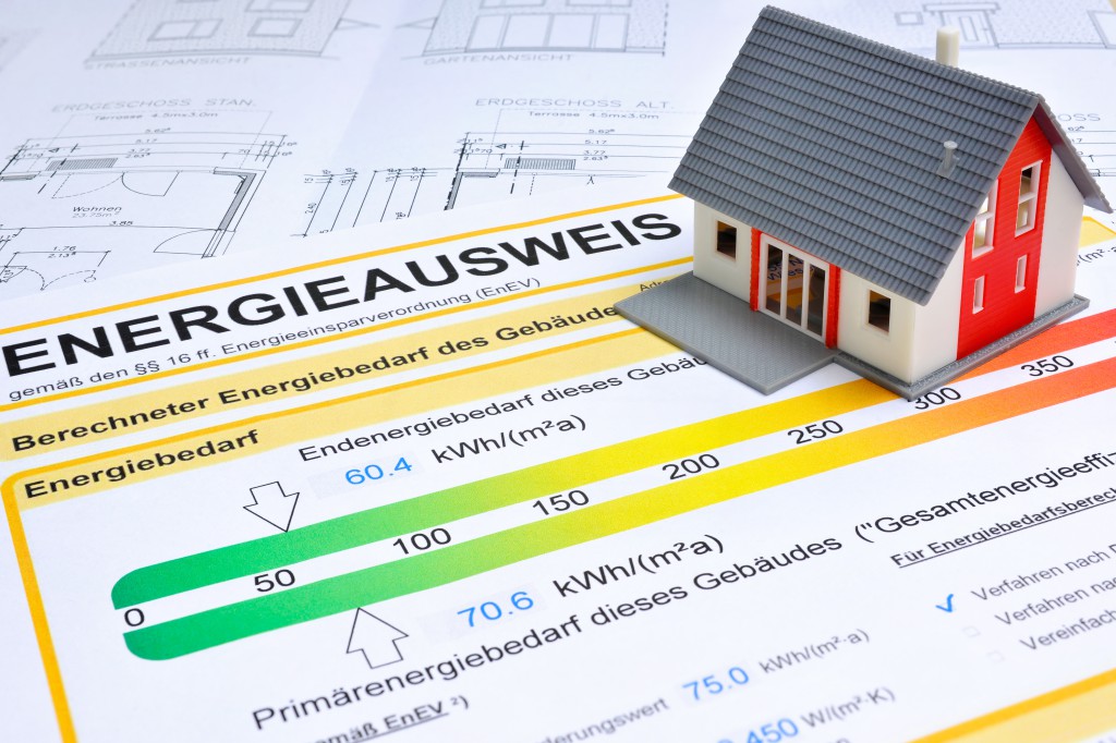 Energieausweis und Modell des Hauses