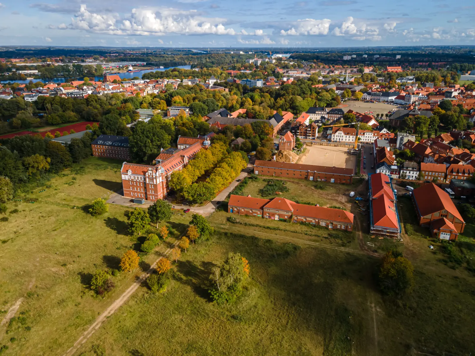 Stadtpanorama von Rendsburg mit Dächerlandschaft, Wasser und weitem Horizont, aufgenommen im Oktober 2020