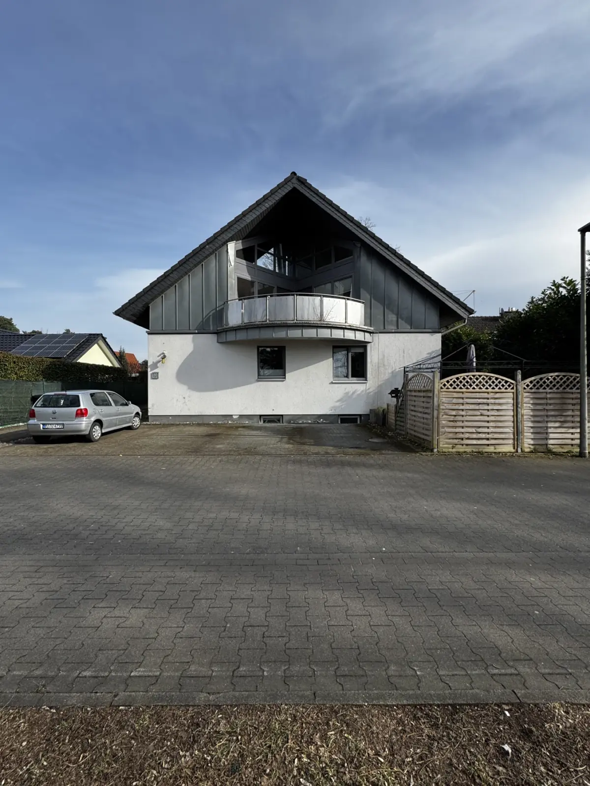 Außenansicht des Gebäudes Wächterstraße 10 in Bielefeld-Senne, Februar 2025